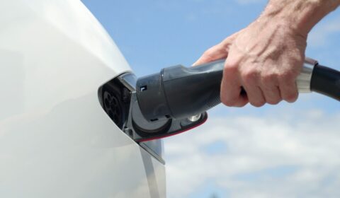Elektryki wr&oacute;ciły do gry w Europie. Ale Polska ma inny problem