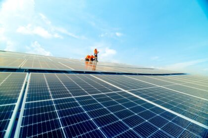 Fotowoltaika pomogła przetrwać ekstremalne upały. Ember: potrzeba więcej magazyn&oacute;w energii