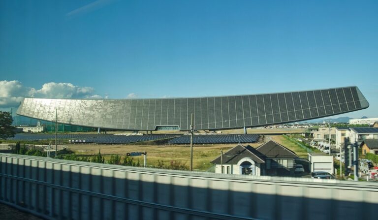 Zbudowali solarny wieżowiec, a teraz go zburzą