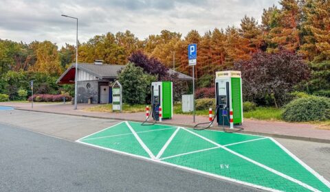 Szybkie ładowarki wyprzedziły wolne. Ważna zmiana na polskim rynku elektromobilności
