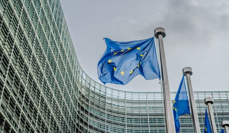 OZE, elektromobilność i atom dostaną więcej pieniędzy. Komisja Europejska luzuje wymogi fiskalne