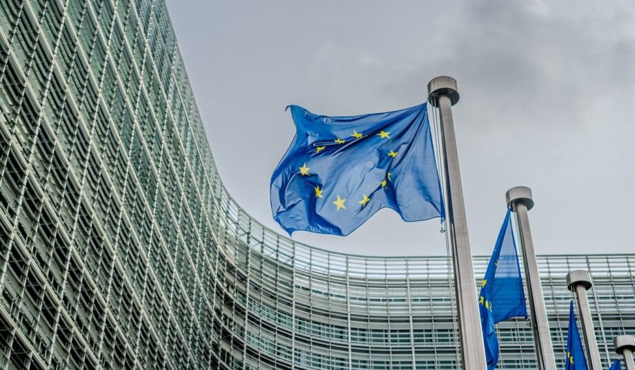 OZE, elektromobilność i atom dostaną więcej pieniędzy. Komisja Europejska luzuje wymogi fiskalne