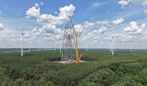 Niemcy budują nietypowy generator wiatrowy. Wieża osiągnęła już 167 metr&oacute;w
