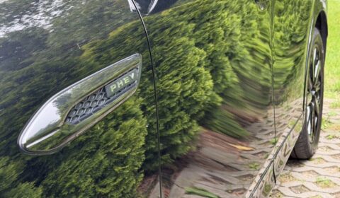Hybrydy plug-in zaskakują. Rzeczywiste emisje mocno r&oacute;żnią się od test&oacute;w