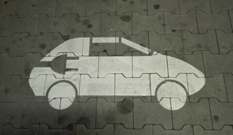 Jazda elektrykiem jest trzy razy tańsza niż autem spalinowym. Rząd powinien postawić na leasing społeczny