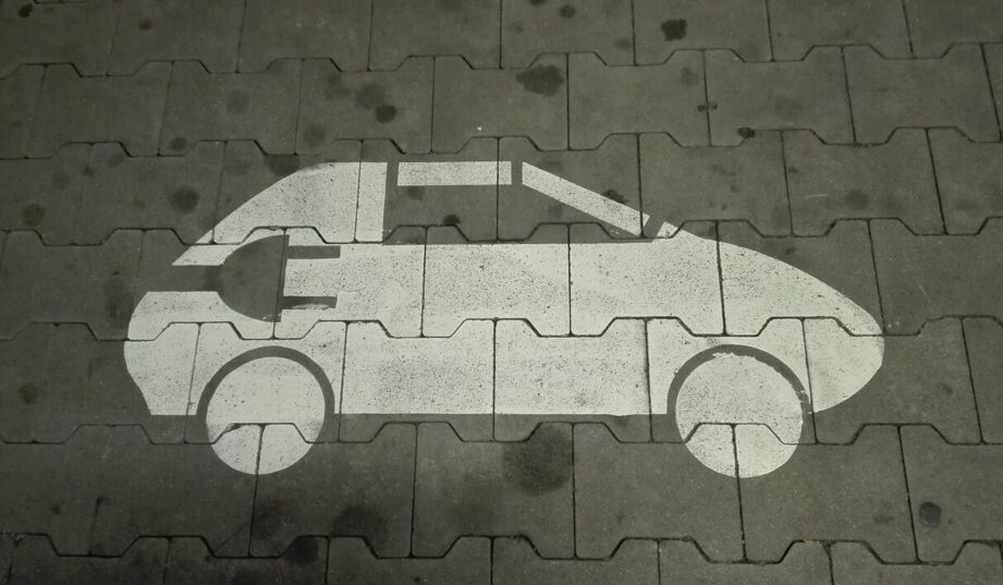 Jazda elektrykiem jest trzy razy tańsza niż autem spalinowym. Rząd powinien postawić na leasing społeczny