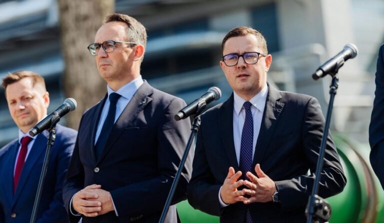 Benzyna drożeje, a rząd nie szykuje powt&oacute;rki CPN. Lepiej przesiąść się na elektryka?