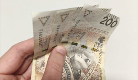 Wyższe opłaty dla wytw&oacute;rc&oacute;w energii odnawialnej i magazyn&oacute;w energii. Branża apeluje o konsultacje