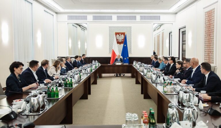 Operator będzie m&oacute;gł odłączyć OZE lub magazyn energii na 24 godziny. Rząd przyjął nowe przepisy