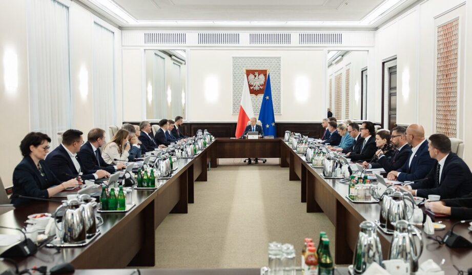Operator będzie m&oacute;gł odłączyć OZE lub magazyn energii na 24 godziny. Rząd przyjął nowe przepisy
