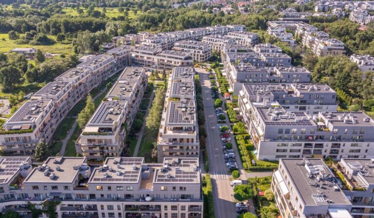 Fotowoltaika zasili części wsp&oacute;lne osiedla. Wsp&oacute;lnota w Wilanowie z instalacją 875 kWp
