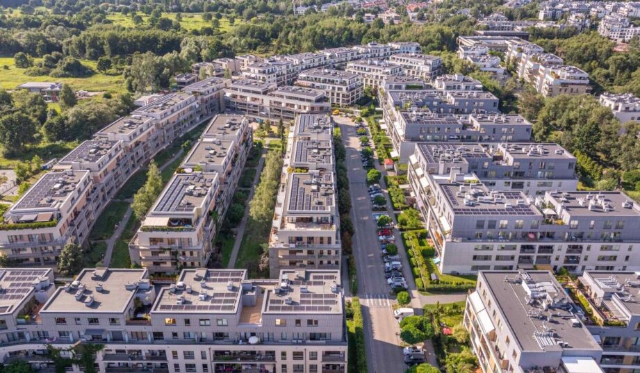 Fotowoltaika zasili części wsp&oacute;lne osiedla. Wsp&oacute;lnota w Wilanowie z instalacją 875 kWp