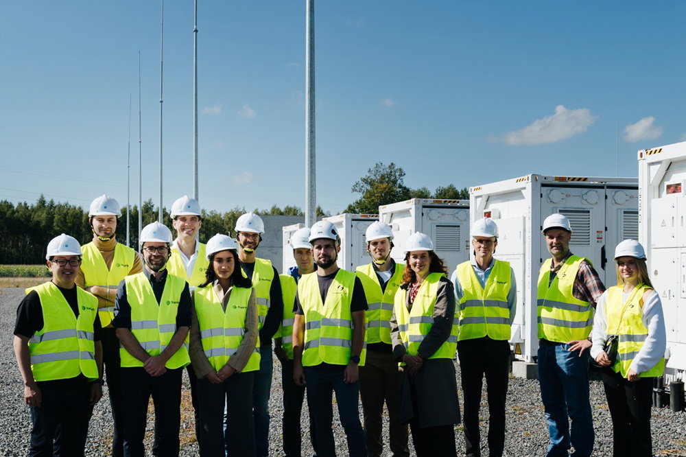Pracownicy Greenvolt i Statrakft na terenie magazynu energii w Turośni Kościelnej Pracownicy Greenvolt i Statrakft na terenie magazynu energii w Turośni Kościelnej