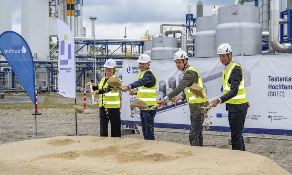 Od lewej: A. Francken (dyr. handlowa BASF InfraService & Solutions Lausitz), J. Fuchs (przewodniczący zarządu BASF InfraService & Solutions Lausitz), N. Aldag (CEO Sunfire), Ch. von Olshausen (CTO Sunfire).© BASF InfraService & Solutions Lausitz GmbH