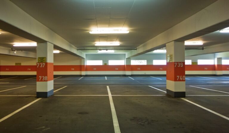 Elektryki są za ciężkie. Carrefour zamyka dachowe parkingi dla aut na prąd