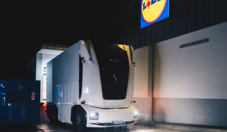 Lidl uruchomił niezwykłe dostawy. W tej ciężar&oacute;wce nie ma kierowcy