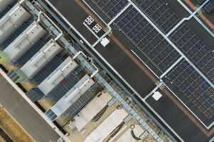 Magazyn energii sprzężony z instalacją fotowoltaiczną na dachu hali Magazyn energii sprzężony z instalacją fotowoltaiczną na dachu hali