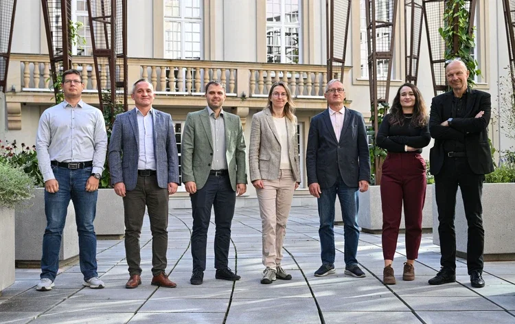W skład politechnicznego zespołu wchodzą: dr inż. Paweł Sokołowski (lider), dr inż. Rafał Mech, dr hab. inż. Marek Hawryluk, prof. uczelni, dr inż. Aleksandra Małachowska, mgr inż. Adam Orłowski, dr inż. Aleksandra Królicka, prof. Zbigniew Gronostajski, dr inż. Tomasz Kiełczawa. W skład politechnicznego zespołu wchodzą: dr inż. Paweł Sokołowski (lider), dr inż. Rafał Mech, dr hab. inż. Marek Hawryluk, prof. uczelni, dr inż. Aleksandra Małachowska, mgr inż. Adam Orłowski, dr inż. Aleksandra Królicka, prof. Zbigniew Gronostajski, dr inż. Tomasz Kiełczawa.