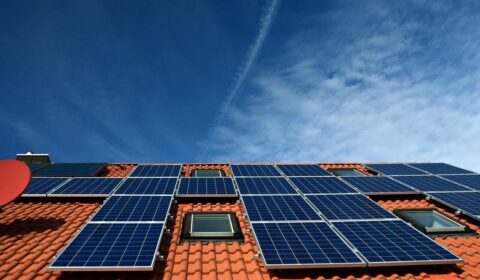 Ceny energii od prosument&oacute;w rosną wieczorami. Magazyn energii daje zarobić więcej