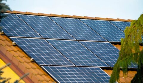 Prosument z magazynem energii sprzedaje nadwyżkę. Co z PIT i VAT?