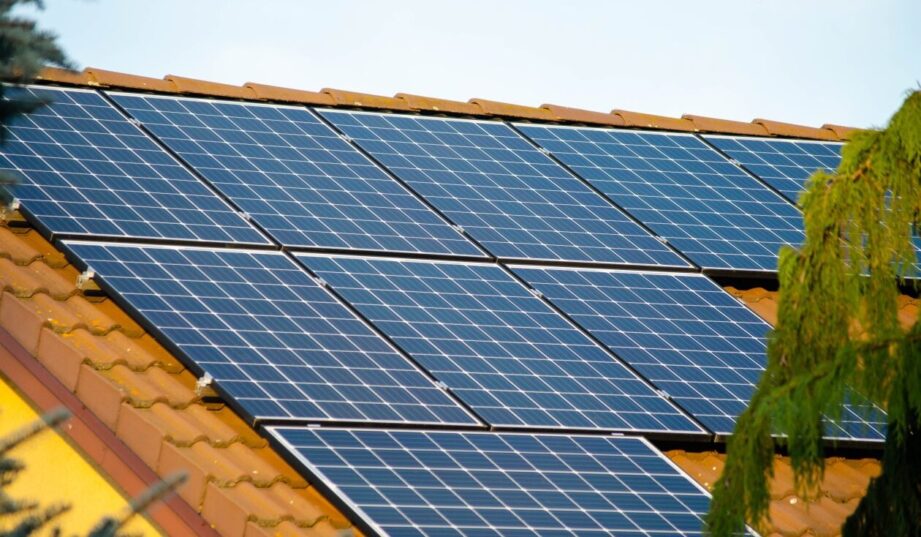 Prosument z magazynem energii sprzedaje nadwyżkę. Co z PIT i VAT?