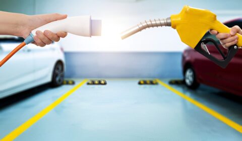 Elektryk czy benzyna? Tyle miesięcznie kosztuje paliwo i ładowanie