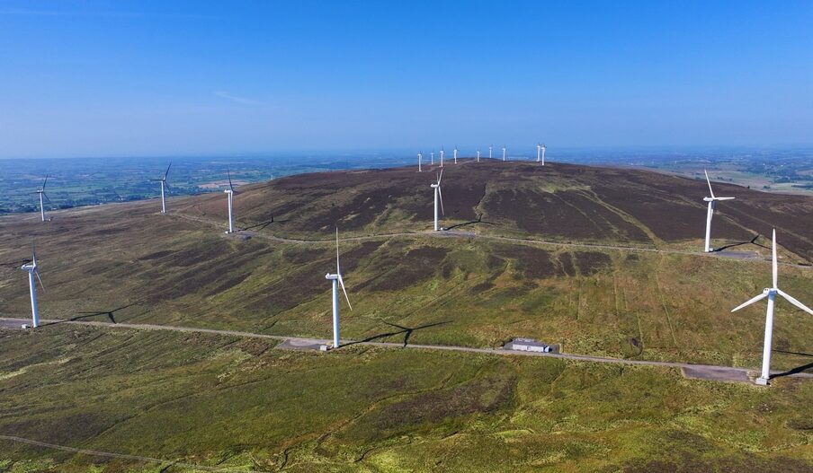 Więcej wiatrak&oacute;w, niższe rachunki. Brytyjczycy policzyli korzyści z energetyki wiatrowej