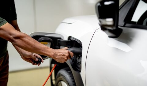 Polacy stawiają na hybrydy. Samochody elektryczne wyraźnie zwalniają