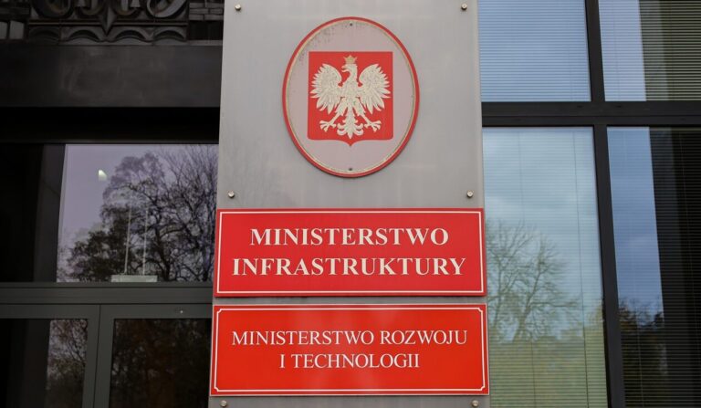 Nowe wymogi dla magazyn&oacute;w energii i fotowoltaiki poczekają. Minister nie podpisał rozporządzenia