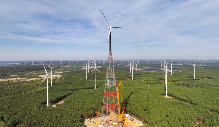 Niemcy uruchomili turbinę wiatrową wyższą niż wieżowce. Powstała przy granicy z Polską