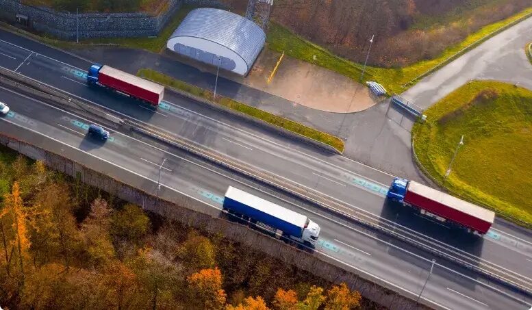 Fotowoltaika w nawierzchni, ładowarki w krawężnikach. Ładowanie elektryk&oacute;w przestanie być barierą?