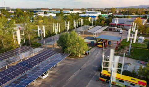 Fotowoltaika, turbiny i magazyn energii zasilają elektryczne autobusy w Świdnicy