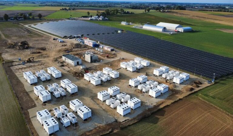 64 kontenery już na miejscu. Kolejny magazyn energii bliżej uruchomienia