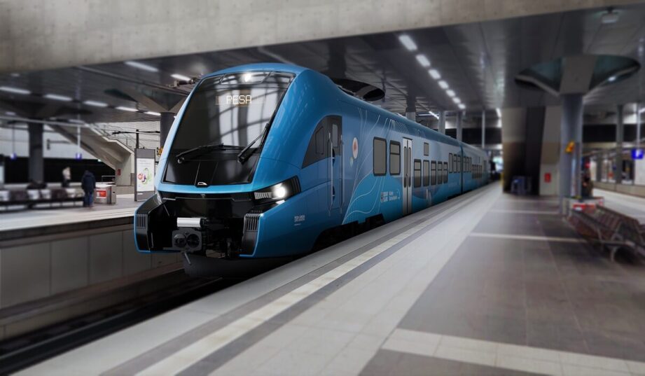 Jeden pociąg, trzy źr&oacute;dła zasilania. PESA i ABB stawiają na wod&oacute;r, baterie i prąd z sieci