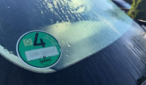 Koniec z zieloną plakietką? Część kierowc&oacute;w skorzysta z nowych przepis&oacute;w w Niemczech