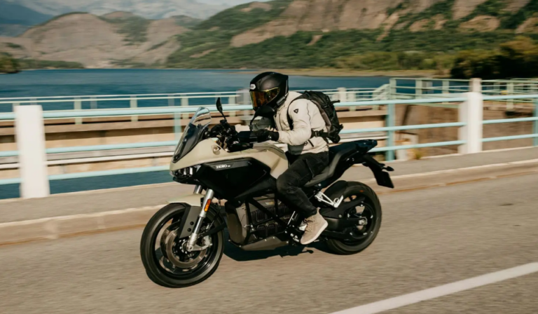 Elektryczny motocykl przejechał setki km bez ładowania. Padł nowy rekord Guinnessa