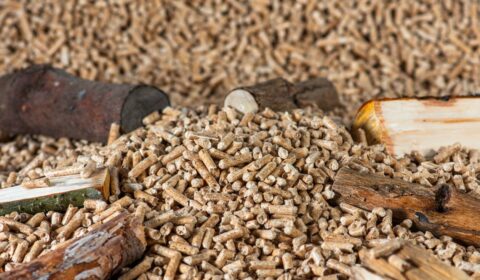 Ile musiałby kosztować pellet, żeby konkurować z pompą ciepła? Wyliczenia zaskakują
