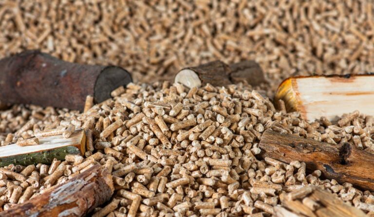 Ile musiałby kosztować pellet, żeby konkurować z pompą ciepła? Wyliczenia zaskakują