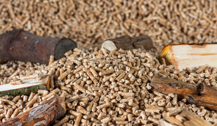 Ile musiałby kosztować pellet, żeby konkurować z pompą ciepła? Wyliczenia zaskakują