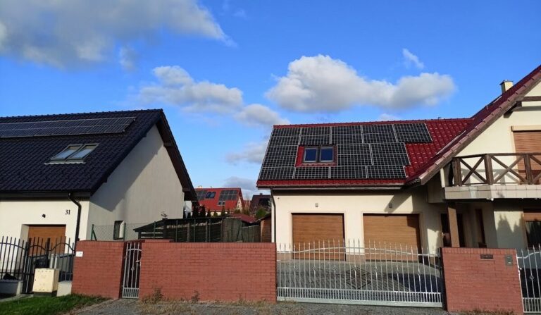 Ruszają dotacje do magazyn&oacute;w energii dla prosument&oacute;w w net-meteringu. Czy warto zmienić system rozliczeń?