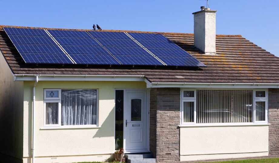 Irlandia walczy z ub&oacute;stwem energetycznym. Sfinansuje PV i magazyny energii