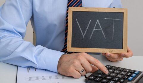 Posłowie chcą obniżyć VAT na prąd, ciepło, węgiel i pellet. Projekt trafił do Sejmu