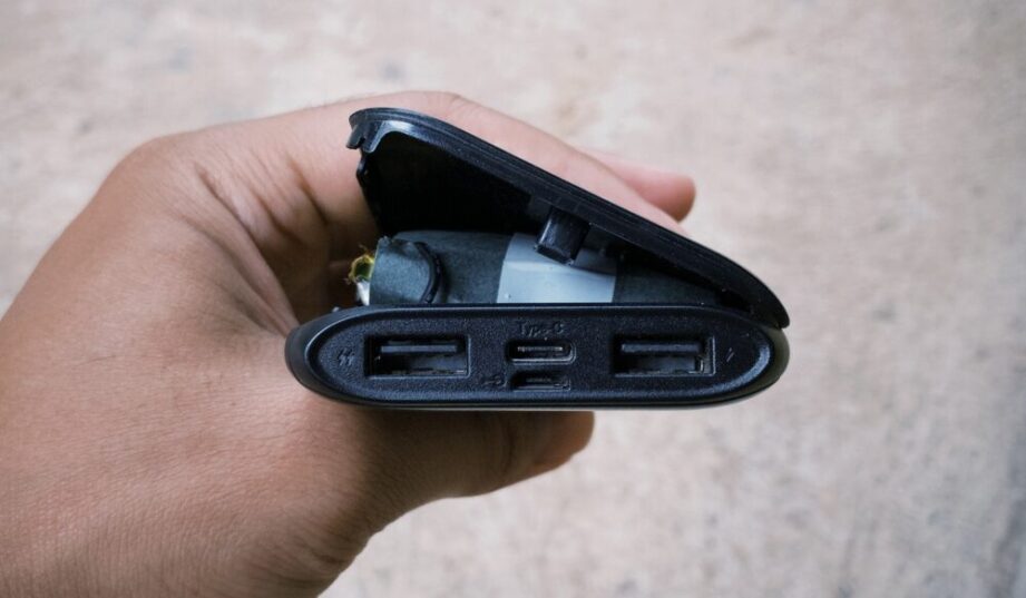 Niewielki powerbank sparaliżował szkołę. Doszło do ewakuacji ponad 160 os&oacute;b