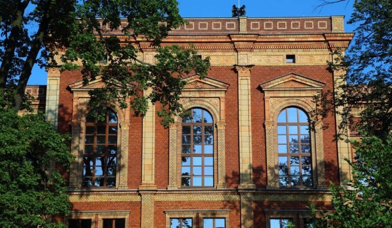Pompy ciepła, OZE i ocieplenie w budynkach państwowych. Ruszył nab&oacute;r na 160 mln zł