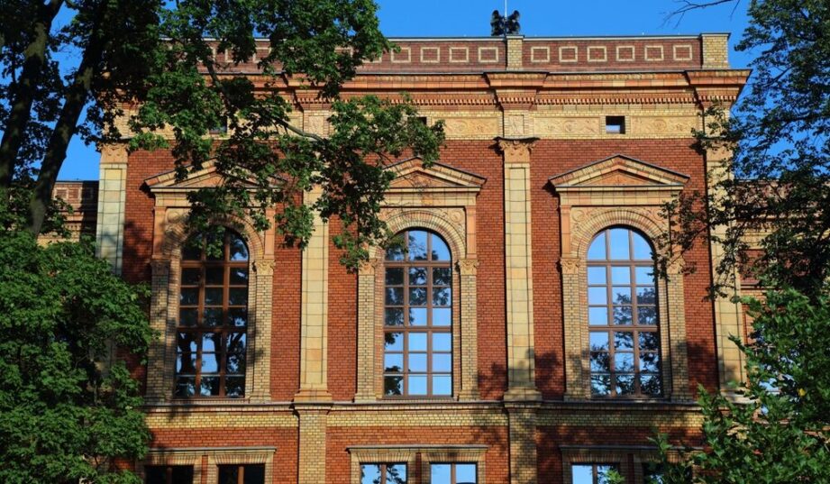 Pompy ciepła, OZE i ocieplenie w budynkach państwowych. Ruszył nab&oacute;r na 160 mln zł