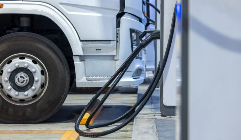 Pierwsza ładowarka dla elektrycznych ciężar&oacute;wek Moya. Ma 400 kW
