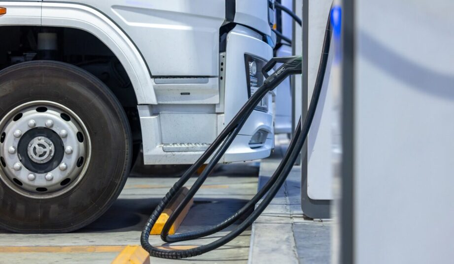 Pierwsza ładowarka dla elektrycznych ciężar&oacute;wek MOYA. Ma 400 kW