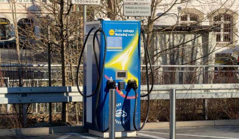 Lidl we Francji obniżył ceny ładowania EV. Czy Lidl Polska zdecyduje się na podobny krok?