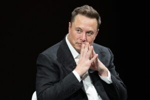 Fuzja SpaceX i Tesli? Dlaczego branża energetyczna obserwuje te doniesienia?