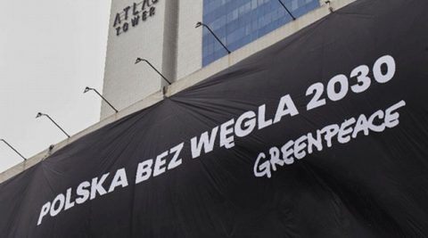 Greenpeace na siedzibach PiS i PO z przesłaniem: Polska bez węgla 2030